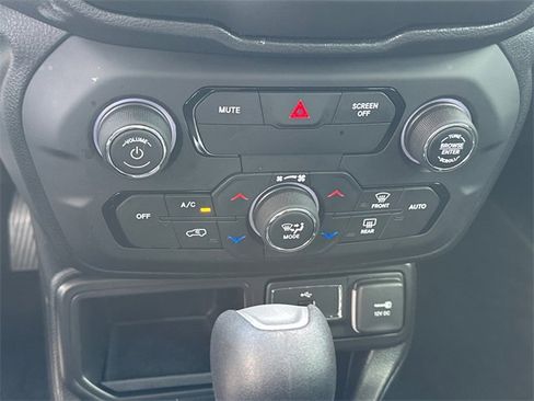 Used 2019 Jeep Renegade Latitude image 23