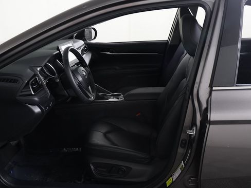 Used 2021 Toyota Camry XLE w/ Navigation Upgrade Package image 27