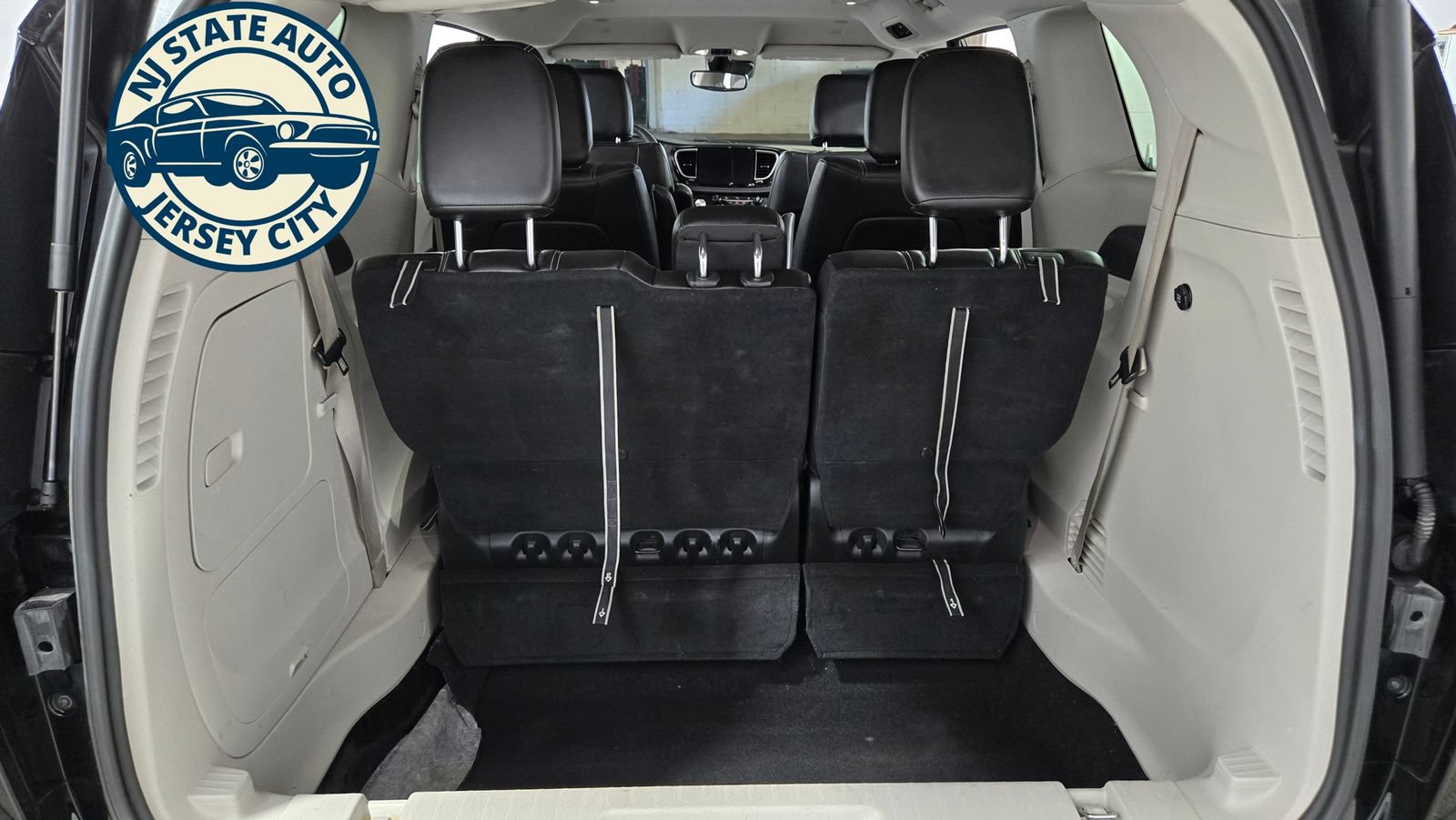 Used 2024 Chrysler Pacifica Limited FWD image 37