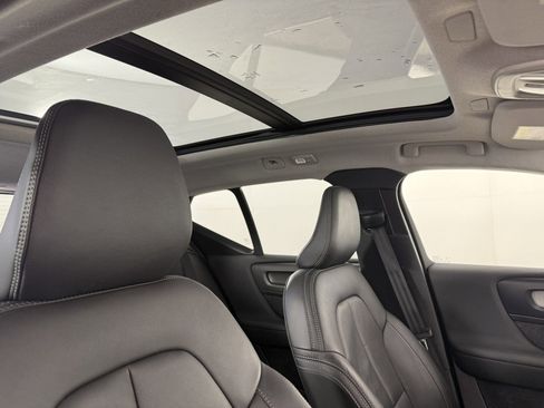 Used 2025 Volvo XC40 B5 Plus image 13