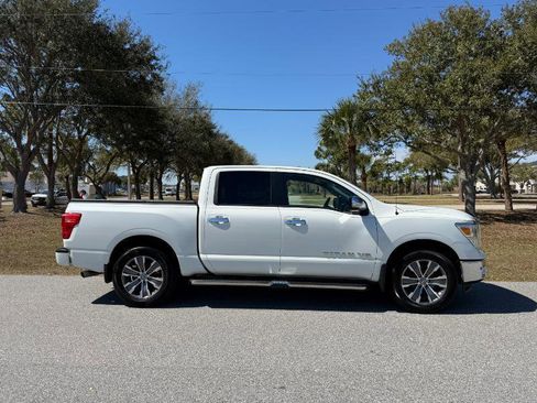 Used 2018 Nissan Titan SL image 2