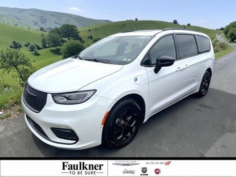 Used 2025 Chrysler Pacifica Premium FWD image 1