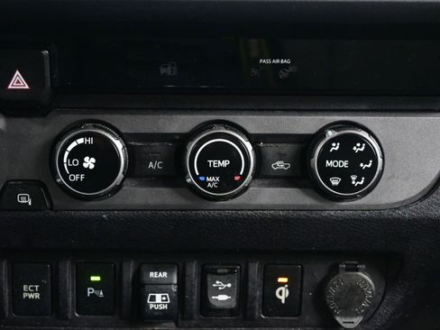 Used 2018 Toyota Tacoma TRD Off-Road w/ Technology Package AWD/4WD image 17