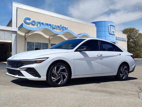 Used 2025 Hyundai Elantra Sport image 1