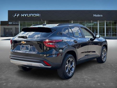 Used 2025 Chevrolet Trax LT image 3