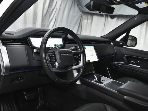 Used 2025 Land Rover Range Rover SE image 24