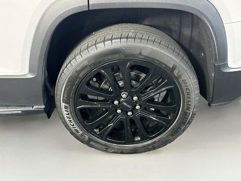 Used 2023 GMC Acadia SLE w/ Driver Convenience Package FWD image 11