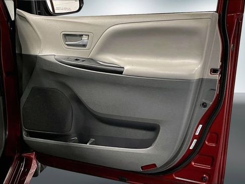 Used 2020 Toyota Sienna LE AWD/4WD image 27