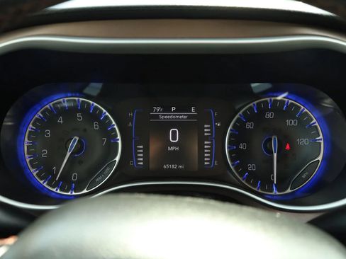 Used 2018 Chrysler Pacifica Touring-L FWD image 24
