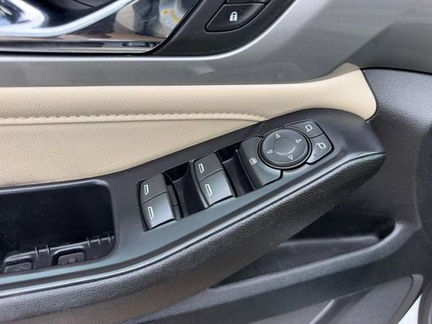 Used 2022 Chevrolet Traverse LS FWD image 18