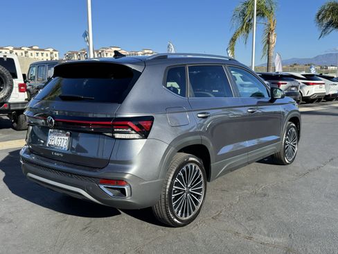 Certified 2025 Volkswagen Taos SE image 10