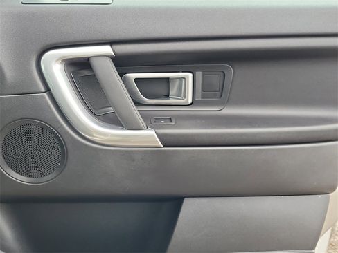Used 2017 Land Rover Discovery Sport SE image 18