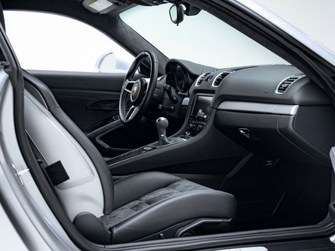 Used 2016 Porsche Cayman GT4 image 41