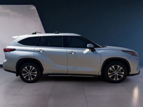 Used 2022 Toyota Highlander XLE image 6