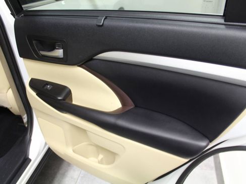 Used 2019 Toyota Highlander XLE AWD/4WD image 32