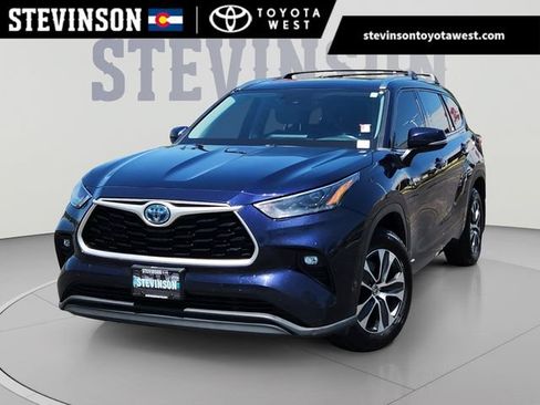 Used 2021 Toyota Highlander XLE AWD/4WD image 1