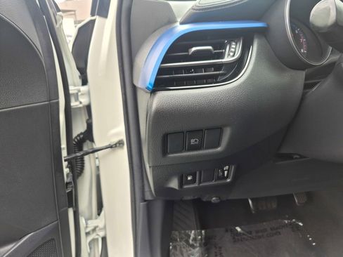 Used 2019 Toyota C-HR XLE FWD image 14