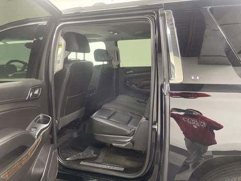 Used 2019 Chevrolet Suburban LT w/ Luxury Package image 13