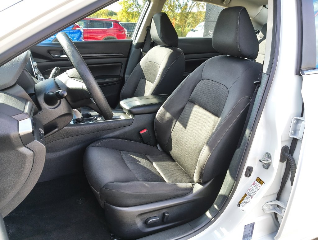 Used 2025 Nissan Altima 2.5 SV FWD image 11