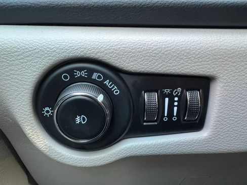 Used 2023 Chrysler Pacifica Touring-L image 35