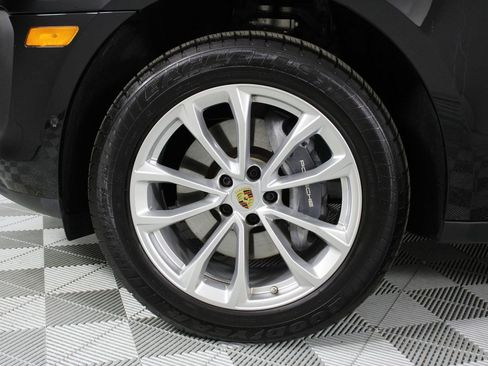 Certified 2025 Porsche Macan image 30
