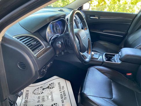 Used 2019 Chrysler 300 Limited AWD/4WD image 35