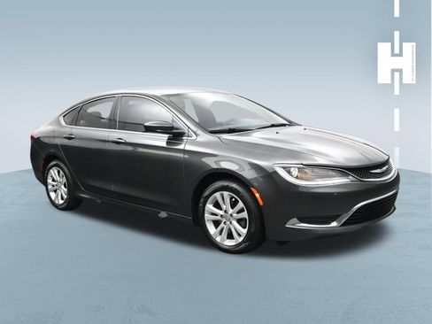 Used 2017 Chrysler 200 Limited Platinum image 2