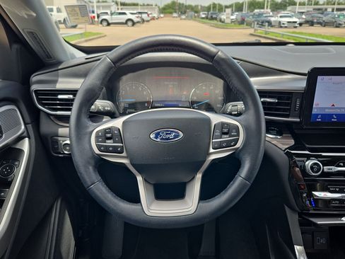 Used 2022 Ford Explorer Limited w/ Equipment Group 301A RWD image 17