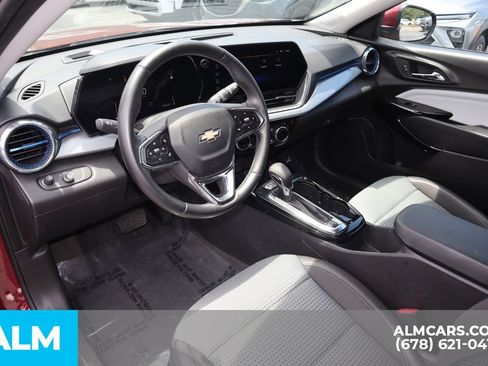 Used 2025 Chevrolet Trax LT w/ LT Convenience Package FWD image 10