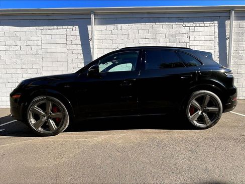 Used 2025 Porsche Cayenne Turbo AWD/4WD image 2