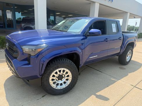 Used 2024 Toyota Tacoma SR5 AWD/4WD image 10