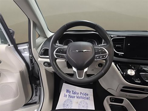 Used 2024 Chrysler Pacifica Touring-L image 23