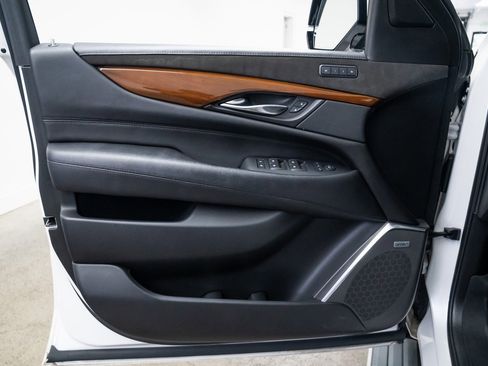 Used 2019 Cadillac Escalade ESV Premium Luxury image 17