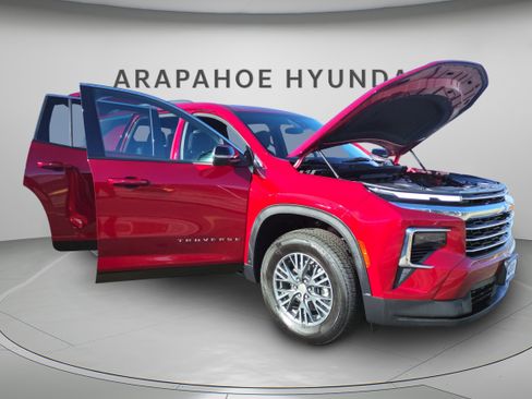 Used 2024 Chevrolet Traverse LT w/ Trailering Package image 11