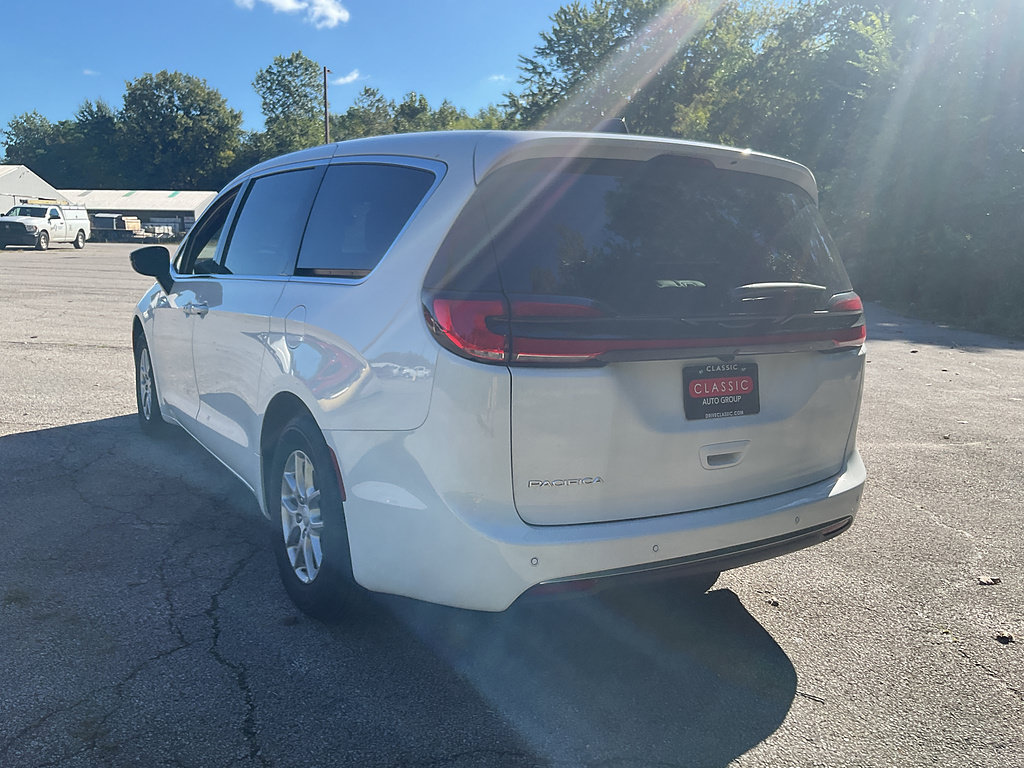 New 2027 Chrysler Pacifica Select FWD image 7