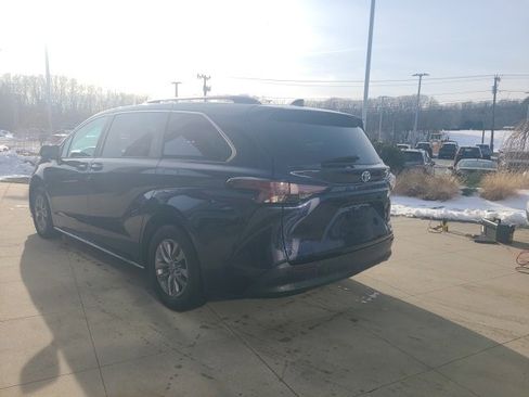 Used 2024 Toyota Sienna XLE image 5
