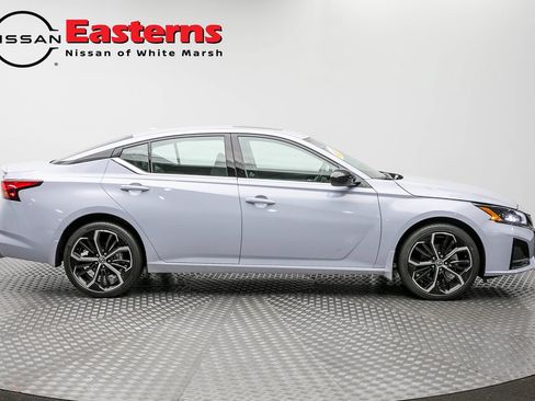 Used 2023 Nissan Altima 2.5 SR AWD/4WD image 3