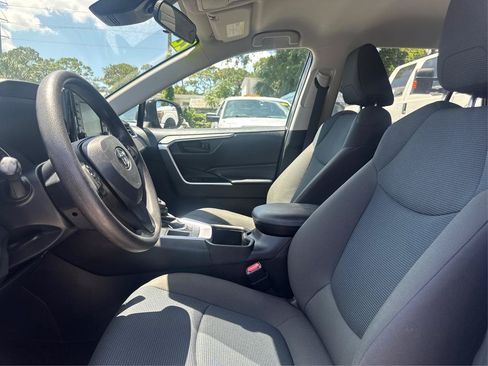 Used 2022 Toyota RAV4 LE FWD image 9