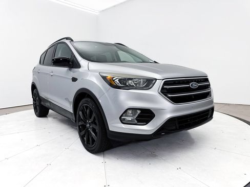 Used 2018 Ford Escape SE w/ SE Sport Appearance Package FWD image 2