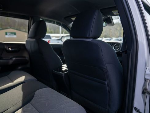 Used 2022 Toyota Tacoma TRD Off-Road w/ Technology Package image 15