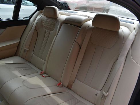 Used 2019 BMW 750i w/ Executive Package image 15