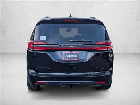 New 2026 Chrysler Pacifica Limited image 7