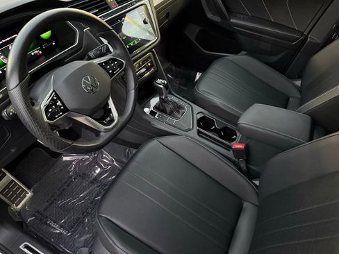 Used 2023 Volkswagen Tiguan SE R-Line image 18