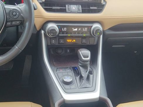 Used 2020 Toyota RAV4 Limited AWD/4WD image 18