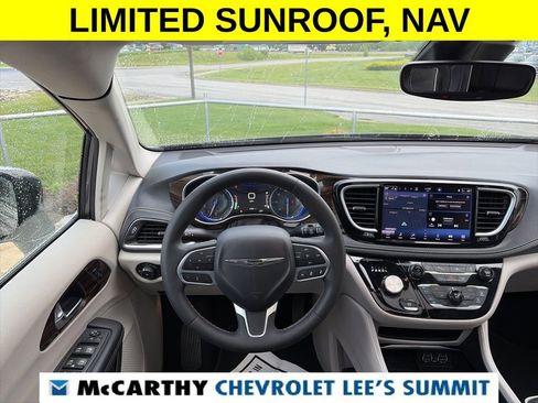 Used 2023 Chrysler Pacifica Limited FWD image 40