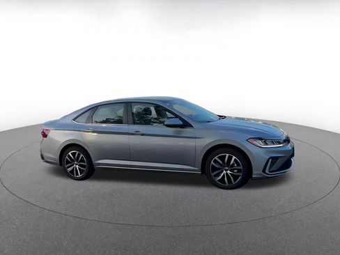 Used 2025 Volkswagen Jetta SE image 2