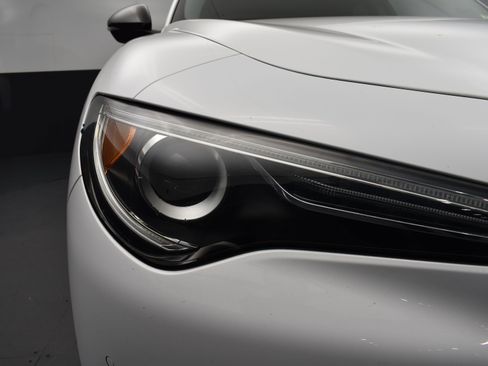 Used 2018 Alfa Romeo Stelvio Sport w/ Quick Order Package 22J Sport AWD/4WD image 5