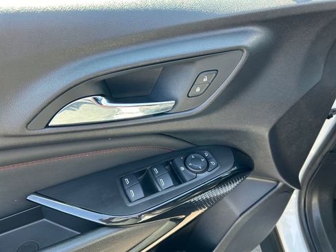 Certified 2025 Chevrolet Trax RS w/ Sunroof Package FWD image 11