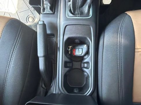 Used 2024 Jeep Gladiator Rubicon w/ Convenience Group AWD/4WD image 31
