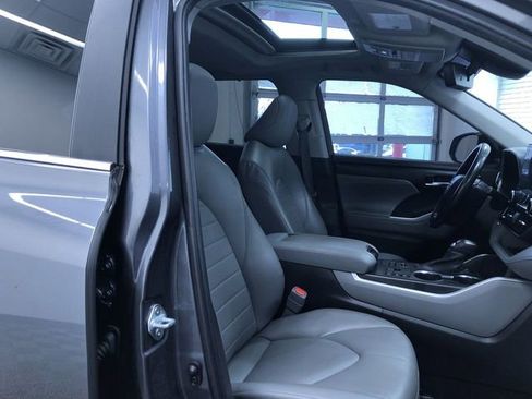 Certified 2023 Toyota Highlander XLE image 24